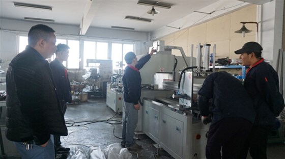 陽光明媚！客戶來鄧氏現場考察大型數控切鋁機